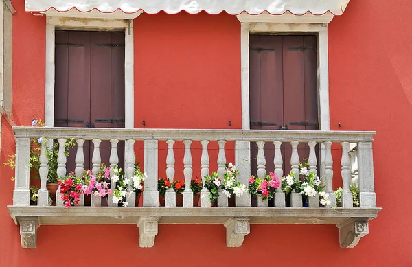 Balcone Mattoni Edificio Rosso Persiane Legno Fiori Che Sbocciano Sul — Foto Stock