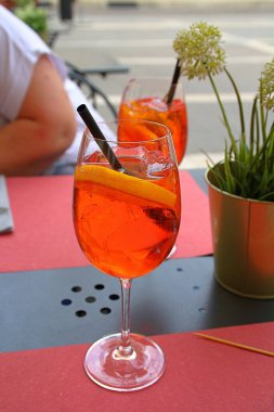 Alkollü içki, içki, bardakta aperol spreyi, buzlu ve portakallı içecekler, İtalyan aperatifi, soğuk içecek.
