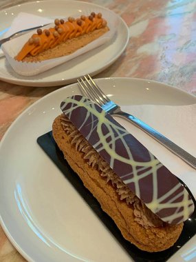 Çikolata jöleli lezzetli bir pastanın yakın çekimi.