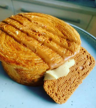 croissant cookie, crispy and crispy, round croissant, lotus cookie flavor, layered cookie, dessert based on croissant dough