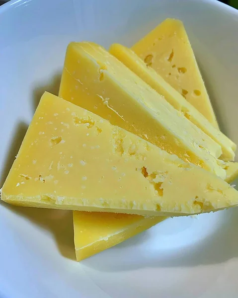 三角形のチーズ 熟成したチーズ 黄色のチーズ 前菜としてのスライスチーズ 乳製品 スナック — ストック写真