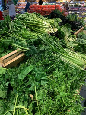 Markette sebzeler, sebze bölümü, yeşil salatalar, yeşil kereviz ve lahana, yeşil sebzeler, taze sebzeler, pirzeler, pazı.