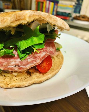 Salamlı sandviç, dilimlenmiş domates ve marul, pide sandviç, atıştırmalık, ekmek, atıştırmalık.