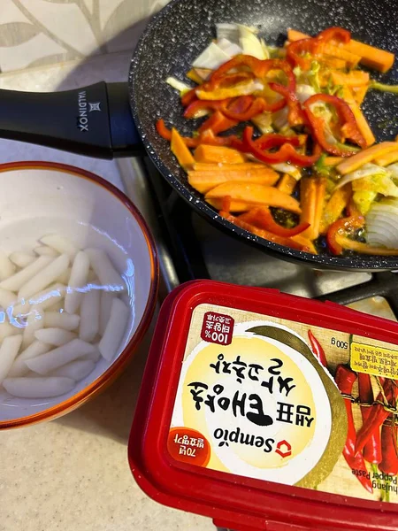 Zubereitung Koreanischer Reisnudeln Topokki Tteokbokki Gehacktes Gemüse Einer Pfanne Einweichen — Stockfoto