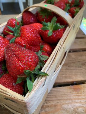 Sepette çilek, büyük çilek, taze meyve, bahçeden hasat, küçük tohumlar, kırmızı meyve.