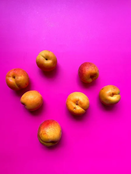 Три Спелых Абрикоса Свежие Фрукты Апельсиновые Абрикосы Свежие Витамины Розовый — стоковое фото