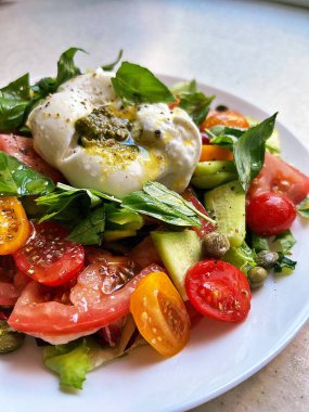 Salata tabağı, fesleğen soslu taze burrata, çeşitli domatesler, renkli salata, kapari, zeytinyağı, Akdeniz salatası, sebze, sağlıklı yemek, yaz tabağı.