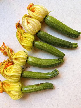 Genç kabak, çiçekli minik kabak, sarı kabak çiçekleri, arka arkaya dizilmiş taze kabak, bahçeden hasat.