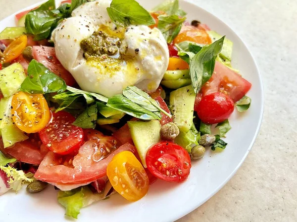 Saladeplaat Verse Burrata Met Basilicum Pesto Diverse Tomaten Kleurrijke Salade — Stockfoto
