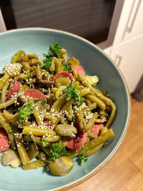 kaynamış yeşil fasulye, susam, haşlanmış geniş fasulye, hindi sucuk sosisi, sığır sosisi, haşlanmış sebze.