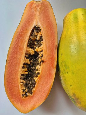Olgun papaya, yarım papaya ve bir bütün, olgun papaya tohumları, sulu portakal meyvesi, doğal vitaminler.
