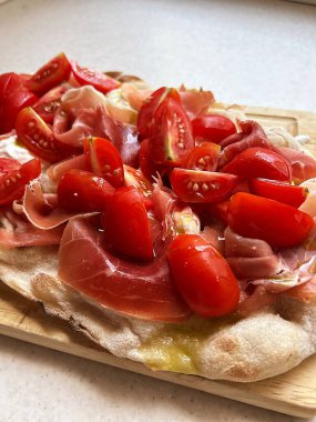 Prosciutto ve mozzarella peynirli pizza