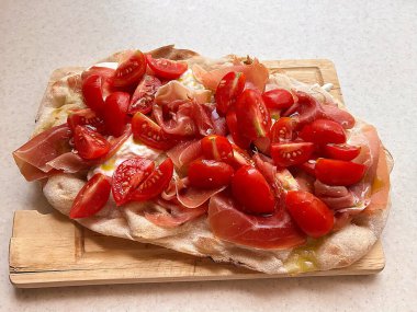 Taze malzemelerden yapılmış pizza.