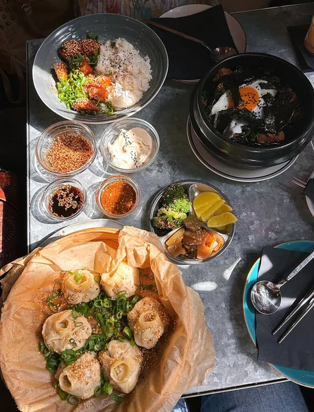 一桌韩国菜 一盘鸡肉和米饭 芝麻酱 韩国菜和西兰花 生鱼片和煎蛋 — 图库照片