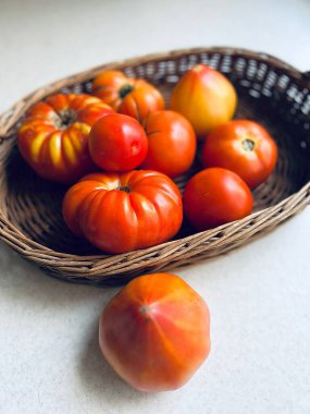 Büyük domatesler, domatesli sepet, yaz sebzeleri, sulu yaz sebzeleri.