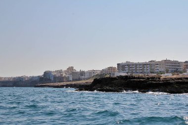 Polignano bir Mare sahili, deniz manzarası, tekne gezisi, Puglia bölgesi, güney İtalya, deniz kıyısında şehir.