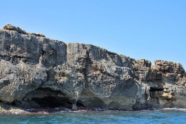 Deniz kenarındaki kayalar, deniz kenarındaki kayalıklardaki oyuk mağaralar, İtalyan kıyıları, Adriyatik denizi.