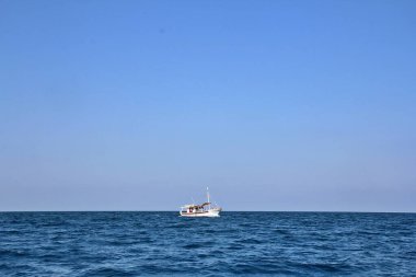 Denizde bir tekne, sularda yüzen bir tekne, sularda yüzen bir tekne, yolculuk ulaşımı, suda dinlenme.