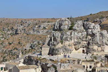  Antik Matera şehrinin manzarası, eski kaya kesimli evler, güney İtalya 'da rock şehri, tepedeki evler.