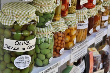 Zeytinli kavanozlar, enginarlı büyük kavanozlar, kavanozda doldurulmuş biberler, markette sıra sıra dizilmiş sebzeler, aperatifler.