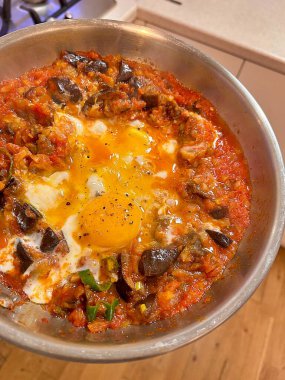 Shakshuka 'lı tava, domatesli sahanda yumurta, patlıcanlı shakshuka, doğu yemeği, patlıcanlı domates sosu.