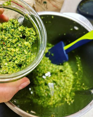 Pesto, bademli yeşil macun, pesto, roka ve fesleğen ezmesi karışımı.