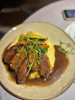 Domuz yanakları, panko ekmekli kara puding, patates püresi, çıtır havuç, dilimlenmiş kabak.