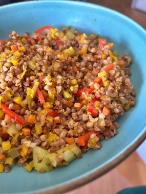 Karabuğday tabağı, karabuğday ve ince doğranmış sebze.