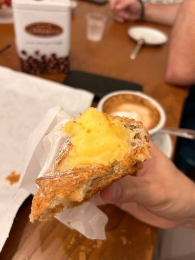 Kremalı kruvasan, kahvaltı kruvasanı ve sabah kahvesi, İtalyan usulü kahvaltı, kruvasanda krema.