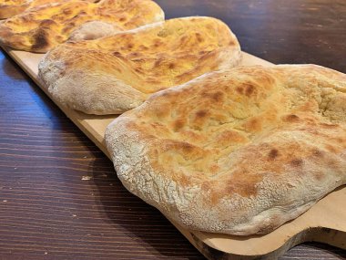 Taze pizza üstleri, pinsa topları, fırında pizza krepleri, un ürünleri, ev yapımı pişirilmiş ürünler.