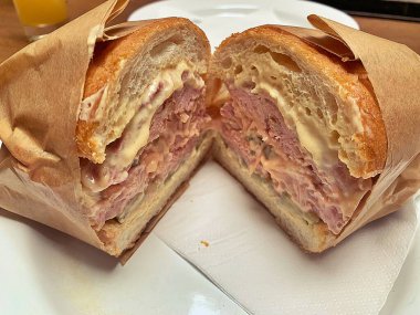 Pastırmalı sandviç, büyük parça marine edilmiş et, etli sandviç, peynir ve sos, kızarmış ekmek, kesilmiş sandviç.