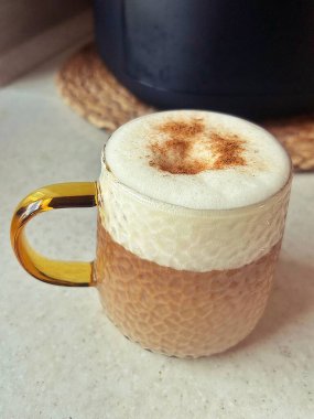 Kahve, kapuçino, sütlü kahve, kafeinli sıcak içecek, cam bardak.