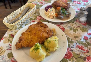 Büyük domuz pirzolası, pirzola, patates püresi, öğle yemeği, tipik Polonya yemeği, patatesli gözleme, gulaş, salata, restoranda akşam yemeği.