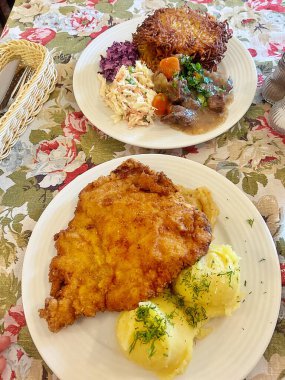 Büyük domuz pirzolası, pirzola, patates püresi, öğle yemeği, tipik Polonya yemeği, patatesli gözleme, gulaş, salata, restoranda akşam yemeği.