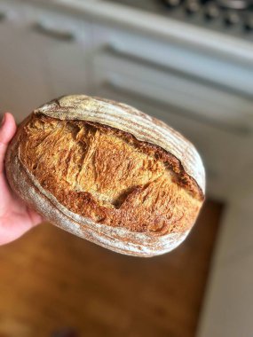 taze zanaatkar ekmek, ekşi ekmek, kabuklu ekmek, dilimlenmiş ekmek, dilimler, tereyağlı ekmek, kaba tuz.