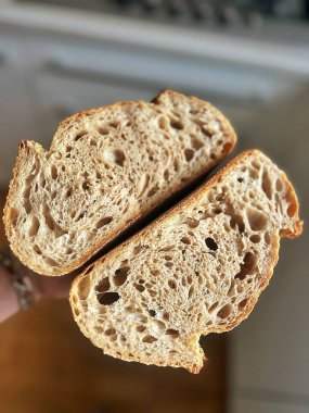 taze zanaatkar ekmek, ekşi ekmek, kabuklu ekmek, dilimlenmiş ekmek, dilimler, tereyağlı ekmek, kaba tuz.