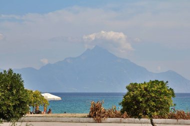 Sarti kasabasından manzara, Athos Dağı manzarası, Sarti kasabasında plaj manzarası, Yunanistan 'ın karşısındaki yarımadadan manzara