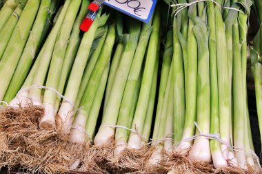 Uzun pırasalar, çarşıda sergilenen pırasalar, Yunan pazarı, yeşil sebzeler