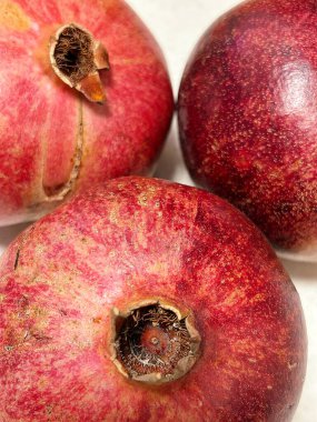 Büyük kırmızı nar, nar meyvesi, derili meyve, kırmızı nar, sulu meyve.