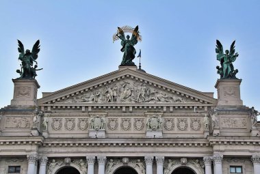 Lviv operasının çatısı, binanın süslemeleri, çatıdaki heykeller, palmiye yapraklı heykeller.