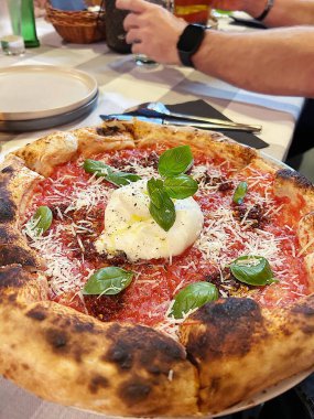 Burrata 'lı Napoli pizzası, büyük yumuşak pizza, ahşap fırınlı İtalyan pizzası.