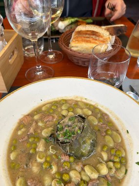 Geniş fasulyeli kalın Hırvat çorbası, kuzu ve geniş fasulyeli çorba ve ortasında enginar, fasulye ve bezelyeli çorba.