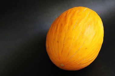 Sarı kavun, kavun kavunu, siyah arka planda meyve, sulu meyve.