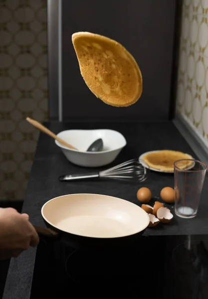 Spinning Pancake Air Tossing Frying Pan — Stock Photo, Image