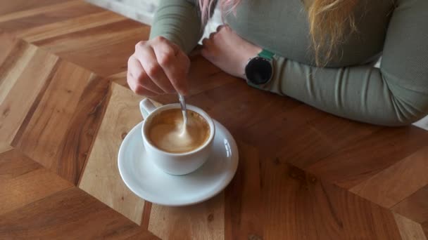 Widok Rękę Kobiety Filiżanką Kawy Przy Drewnianym Stole — Wideo stockowe