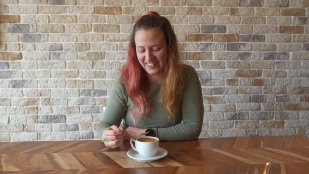 Kahveyi Tatan Bir Kadın Ahşap Bir Masada Tuğla Bir Arka — Stok video