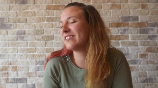 Retrato Una Mujer Sonriente Con Fondo Pared Ladrillo — Vídeos de Stock
