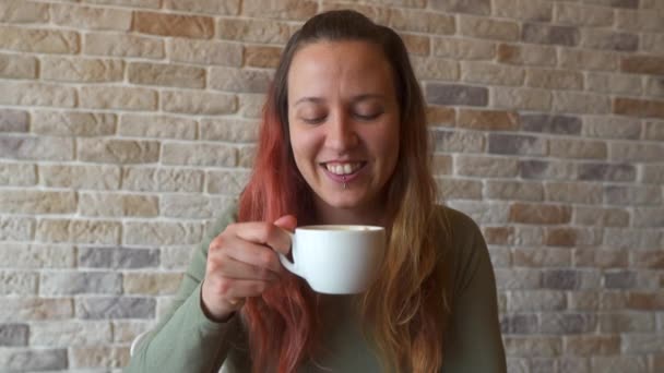 Close Van Een Vrouw Nippen Koffie Uit Een Witte Beker — Stockvideo