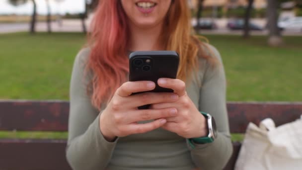 Mujer Sonriente Escribiendo Mensajes Texto Teléfono Sentada Banco Del Parque — Vídeo de stock