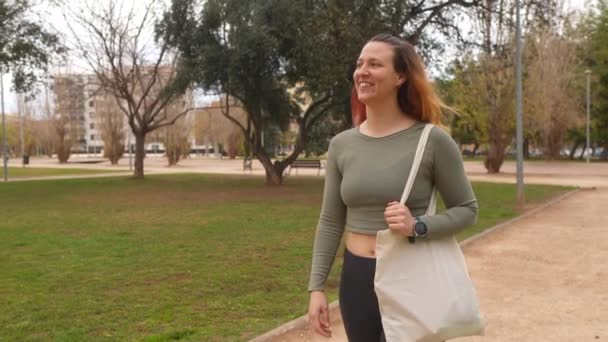 Mulher Sorridente Com Uma Sacola Desfrutando Passeio Parque — Vídeo de Stock